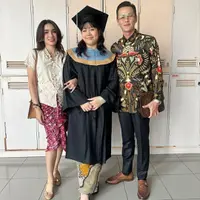 Tidak hanya Andhika dan Ussy yang menarik perhatian, tapi juga Amel yang baru saja wisuda. Amel tampak anggun dan menawan di momen bersejarahnya. [Instagram/ussypratama]