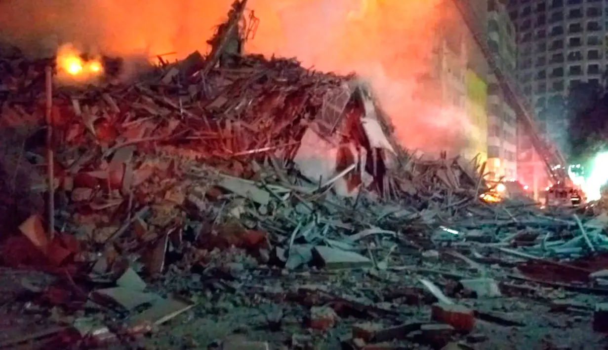 Sebuah bangunan 26 lantai yang runtuh setelah dilalap api di Sao Paulo, Brasil, Selasa (1/5). Lebih dari 150 petugas pemadam kebakaran berjuang melawan kobaran api yang diduga disebabkan oleh ledakan gas. (Sao Paulo Fire Department via AP)