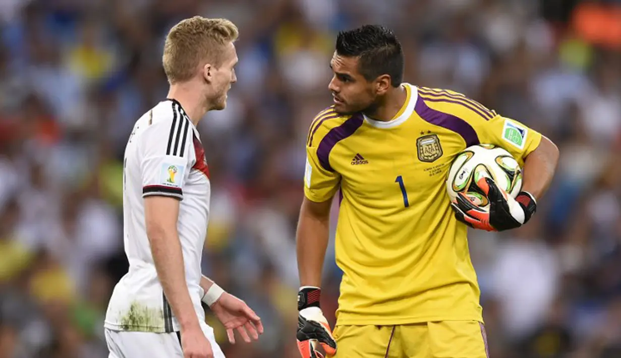 Sergio Romero (kanan) bersitegang dengan Andre Schuerrle saat final World Cup 2014 antara Jerman vs Argentina di Stadion Maracana, Rio de Janeiro pada 13 Juli 2014.  (AFP Photo/Fabrice Coffrini)