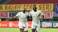 Dalberto (kiri) dan Charles Lokolingoy (kanan) melakukan selebrasi gol kedua Arema FC ke gawang Persija Jakarta  dalam laga pekan 26 BRI Liga 1 2024/2025 yang digelar di Stadion Patriot Candrabhaga, Bekasi, Minggu (9/3/2025) malam WIB.