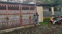 Satu keluarga tewas dalam rumah di Perumahan Citra Garden Satu Extension, Kalideres, Jakarta Barat. (Liputan6.com/Ady Anugrahadi)
