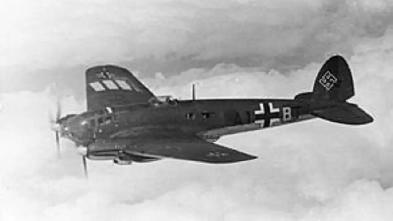 Pesawat jenis Heinkel He-111H milik Jerman menembakkan torpedo ke rumah sakit terapung Rusia, Armenia, pada 7 November 1941