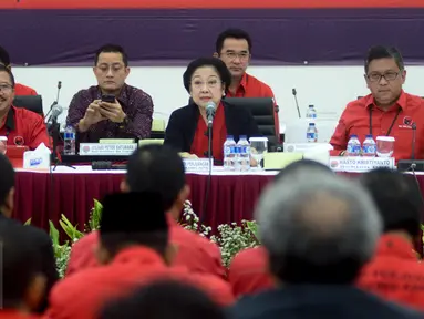 Ketum DPP PDI Perjuangan Megawati Soekarnoputri (tengah) didampingi Sekjen Hasto Kristiyanto (kanan) dan jajaran pengurus pusat memimpin Rapat Koordinasi Nasional di Kantor DPP PDI Perjuangan, Menteng, Jakarta, Selasa (21/2). (Liputan6.com/Faizal Fanani)