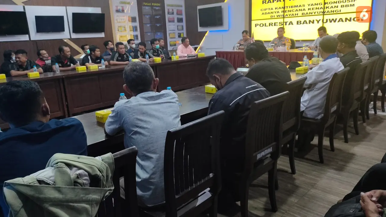 Pengurus SPBU se- Kabupaten Banyuwangi dikumpulkan menyikapi temuan BBM bercampur air (Hermawan Arifianto/Liputan6.com)