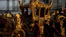 Kereta Kencana Diamond Jubilee State akan digunakan untuk membawa Raja Charles dan Permaisuri Camilla. Sedangkan kereta Gold State Coach akan membawa keluarga kerajaan. (AP Photo/Vadim Ghirda)
