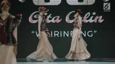 Model mengenakan busana rancangan Gita Orlin pada ajang Indonesia Fashion Week (IFW) 2019 di Jakarta Convention Center, Kamis (28/3). Desian Gita Orlin kali ini terinspirasi dari kecantikan “Tenun Sumba” yang bertajuk “Wairinding". (Liputan6.com/Faizal Fanani)