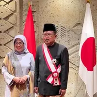 Jusuf Kalla memakai jas tutup rancangan Didiet Maulana saat menerima penghargaan dari pemerintah Jepang yang diserahkan langsung oleh Kaisar Hirohito (Foto: Instagram @didietmaulana)