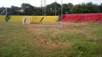 Rumput di Stadion H. Agus Salim menguning dan tidak disiangi. (Bola.com/Arya Sikumbang)