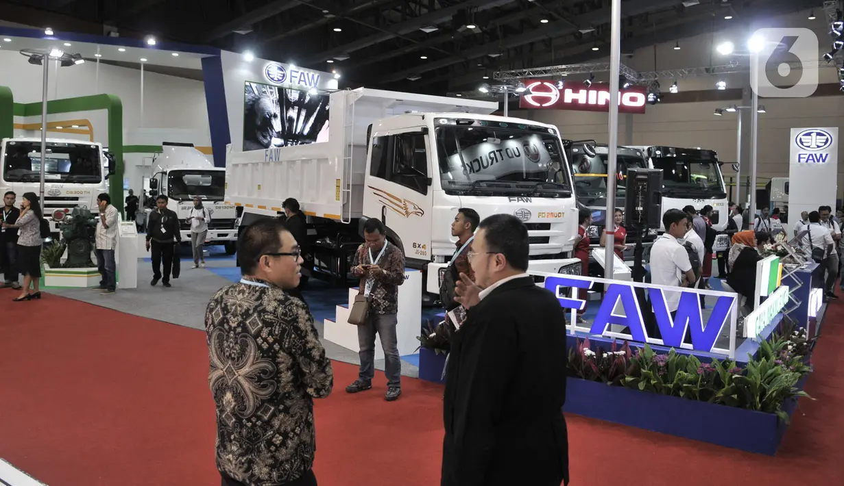 Suasana GAIKINDO Indonesia International Commercial Vehicle Expo (GIICOMVEC) di JCC, Senayan, Jakarta, Kamis (5/3/2020). GIICOMVEC 2020 menghadirkan berbagai kendaraan komersial terbaru untuk para pelaku usaha di sektor industri. (merdeka.com/Iqbal Nugroho)