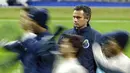 Pelatih FC Porto, Jose Mourinho melihat para pemainnya selama sesi latihan jelang bertanding melawan Real Madrid di stadion Santiago Bernabeu 8 Desember 2003. (AFP/Javier Soriano)