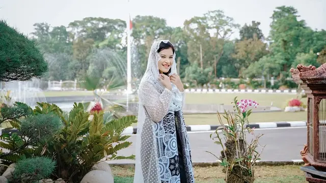 Pesona Elegan Santun Kahiyang Ayu Kenakan Outer Lace Hitam Putih dari Desainer Lokal, Dipadu Heels Kesayangan Seharga Rp22 Jutaan