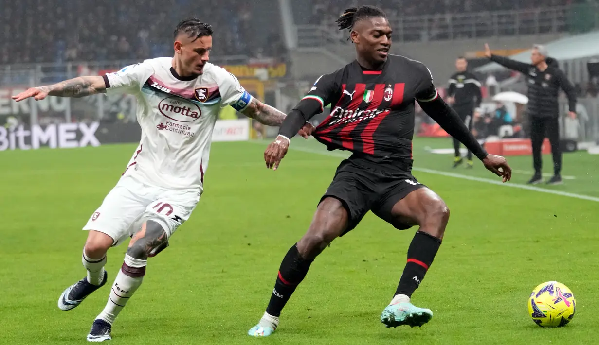 Pemain AC Milan Rafael Leao (kanan) berebut bola dengan pemain Salernitana Pasquale Mazzocchi pada pertandingan sepak bola Serie A Liga Italia di Stadion San Siro, Milan, Italia, 13 Maret 2023. Pertandingan berakhir imbang dengan skor 1-1. (AP Photo/Luca Bruno)
