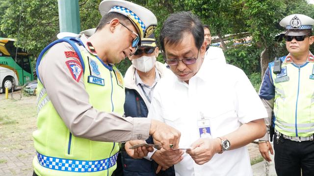 Direktorat Jenderal Perhubungan Darat Kementerian Perhubungan (Kemenhub) gencar melakukan pengawasan terhadap kelaikan Bus Pariwisata di momen libur panjang Hari Waisak 2024. (Foto: Kementerian Perhubungan)