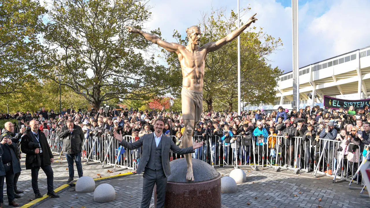 Penampakan Patung Ibrahimovic yang Berulang Kali Dirusak Fans
