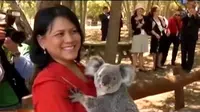 Iriana Jokowi dan Kahiyang Ayu Gendong Koala di Australia