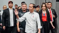 Cinta Laura dan Gading Marten bertemu Presiden Jokowi di peresmian Indonesian Arena (Foto: Instagram claurakiehl)