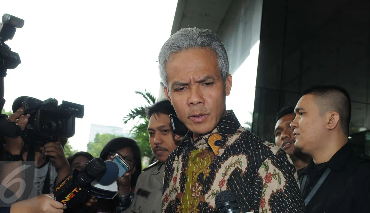 Gubernur Jawa Tengah Ganjar Pranowo seusai memenuhi panggilan penyidik KPK, Jakarta, Rabu (7/12). Ganjar dimintai kesaksian sesuai kapasitasnya sebagai mantan anggota Komisi II DPR ketika proyek e-KTP dilaksanakan. (Liputan6.com/Helmi Afandi)