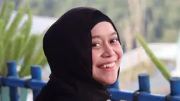 Selalu tersenyum dan tak perlihatkan kesedihannya kepada publik, warganet tentunya salut dengan sosok penyanyi dangdut kelahiran 1999. Pamer senyuman manis, Lesti Kejora seakan memberikan suntikan semangat untuk para pengikutnya di Instagram. Selain dikenal sosok yang ceria, Lesti Kejora juga dikenal sebagai pedangdut yang ramah, multitalenta, rendah hati dan apa adanya. (Liputan6.com/IG/@lestykejora)