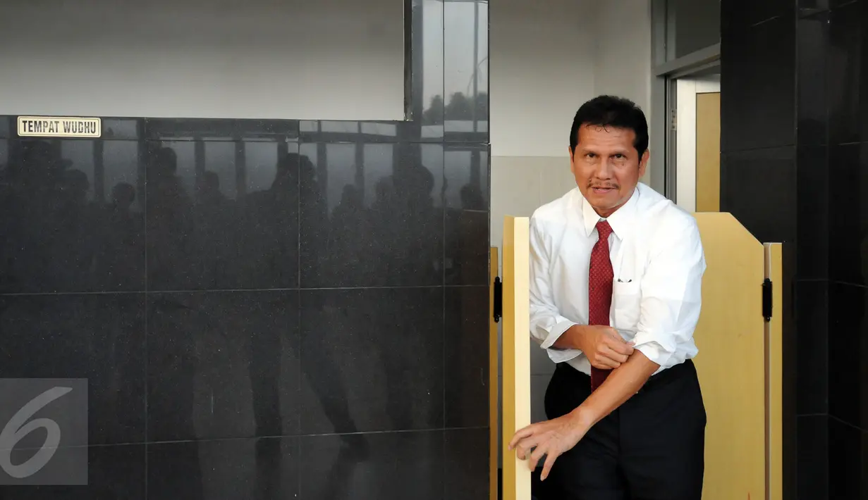 Menpan-RB, Asman Abnur bersiap masuk masjid jelang serah terima jabatan dari pejabat lama Yuddy Chrisnandi di Jakarta, Rabu (27/7). Sebelumnya, Asman Abnur bersama Yuddy meninjau sarana di lingkungan Kemenpan-RB . (Liputan6.com/Helmi Fithriansyah)