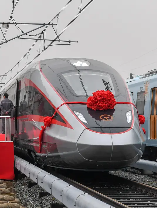 Kereta cepat tipe baru yang dapat beroperasi pada sistem rel yang berbeda di Changchun, Provinsi Jilin, China timur laut (21/10/2020). Kereta dengan kecepatan standar 400 km per jam itu dikembangkan untuk mampu melintasi sistem rel yang berbeda di rute-rute internasional. (Xinhua/Zhang Nan)