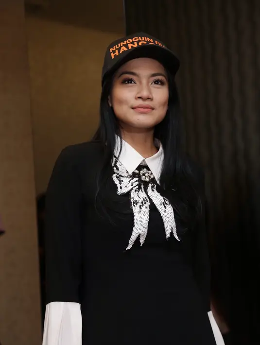 "Jadi pas aja, kalau bisa bikin, bikin sendiri, bikin dari celana jeans, sepatu udah rusak tetap dipakai karena gak mau rugi," lanjut Titi Kamal. (Galih W. Satria/Bintang.com)