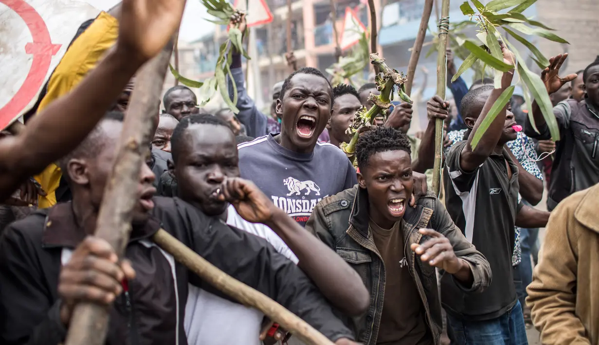 Massa pendukung pihak oposisi Kenya melakukan demonstrasi di perkampungan Mathare di Nairobi, Kenya (9/8). Kenyatta menang dengan meraih 8,20 juta (54,27 persen) suara dibandingkan 6,76 (44,74) suara yang diperoleh Raila Odinga. (AFP Photo/Luis Tato)