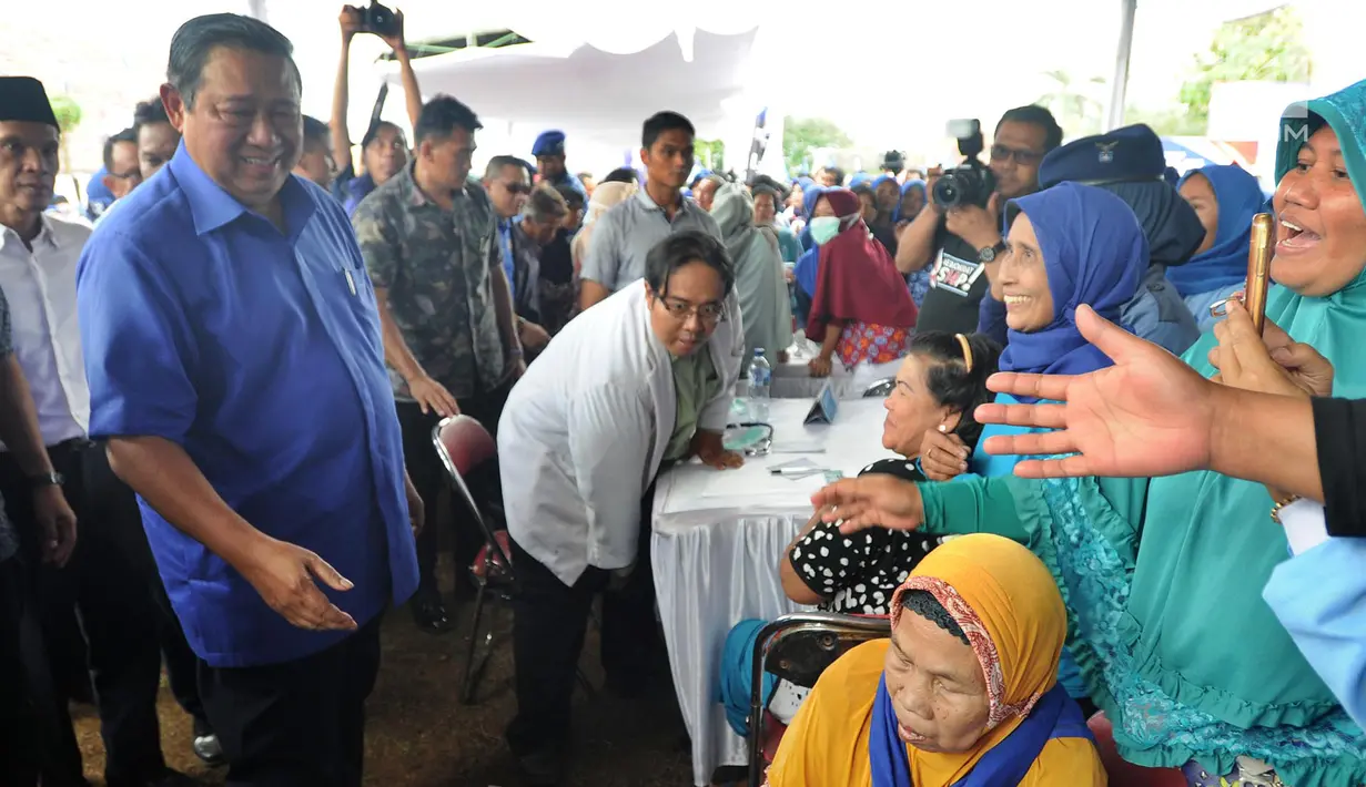 Ketua Umum Partai Demokrat Susilo Bambang Yudhoyono (SBY) menyapa warga saat menghadiri pengobatan massal di Ciampea, Bogor, Jawa Barat, Senin (26/3). Kegiatan ini bagian dari kampanye Pilkada 2018 untuk pemilihan bupati Bogor. (Merdeka.com/Arie Basuki)