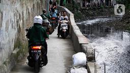 Jalur alternatif seperti gang, jalan kecil, maupun jalan tembusan menjadi pilihan bagi pengendara sepeda motor untuk menghindari kemacetan di jalan-jalan protokol Ibu Kota. (Liputan6.com/Johan Tallo)