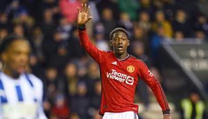 Kobbie Mainoo bermain luar biasa melawan Wigan Athletic. Pemain yang baru berusia 18 tahun itu memiliki visi bermain layaknya gelandang senior. (AFP/Paul Ellis)