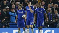 Para pemain Chelsea tampak kecewa usai takluk dari PSG. Akibat kekalahan ini The Blues terpaksa puasa gelar pada musim ini dan terancam gagal ke Liga Champions musim depan. (Reuters/Eddie Keogh)