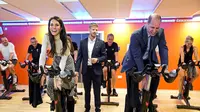 Kate Middleton dan Pangeran Williams ambil bagian dalam kelas spin selama kunjungan ke Aberavon Leisure and Fitness Center di Port Talbot, pada 28 Februari 2023 untuk bertemu dengan komunitas lokal dan mendengar tentang bagaimana olahraga dapat mendukung kesehatan dan kesejahteraan mental. (JACOB KING / POOL / AFP)