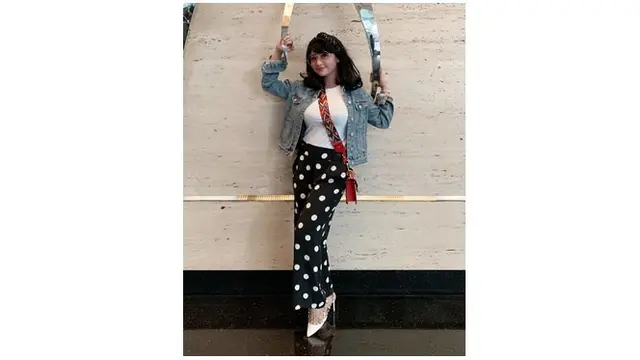 Wanita asal Jember ini kerap membagikan potret dirinya saaat bepergian di akun Instagramnya.