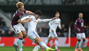 Striker Burnley, Zian Flemming (kiri), berebut bola dengan bek Leeds United, Pascal Struijk (tengah), dalam pertandingan sepak bola Premier League Inggris antara Burnley dan Leeds United di Turf Moor, Burnley, Inggris barat laut, pada 18 Oktober 2025. (ANDY BUCHANAN / AFP)