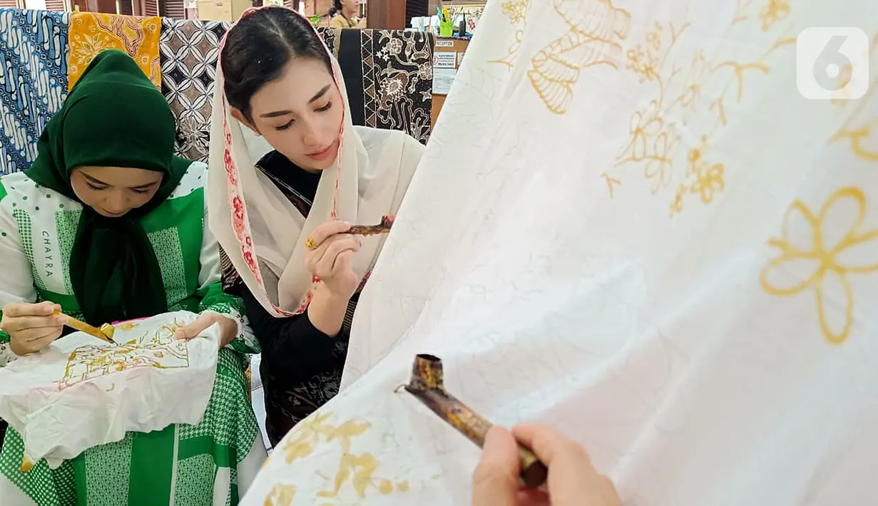Ketua Dewan Kerajinan Nasional Daerah (Dekranasda) Kabupaten Trenggalek Jawa Timur mencanting kain batik tulis khas Trenggalek, pada pagelaran "Merayu Trenghalek Fashion Day 2022", di Museum Tekstil, Jakarta, Jumat (20/5/2021). Kegiatan tersebut merupakan upaya memperkenalkan pesona Trenggalek sebagai lokal wisata domestik Jawa Timur sekaligus mendongkrak UMKM pasca pandemi Covid-19. (Liputan6.com/Fery Pradolo)
