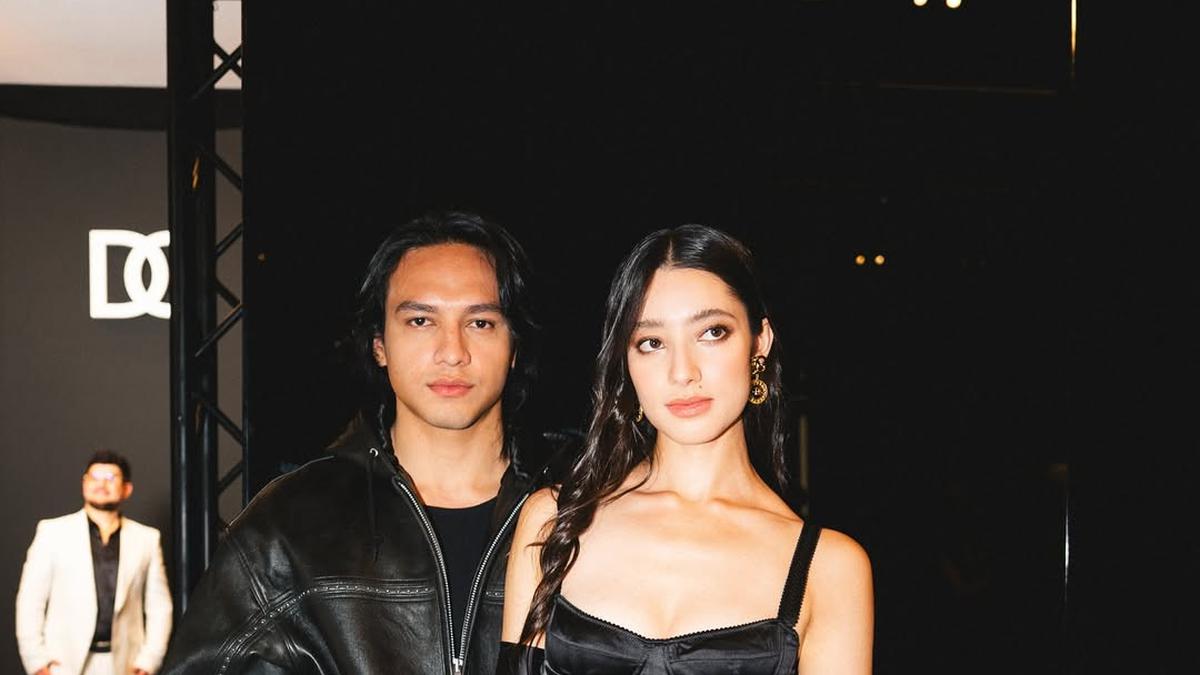 6 Gaya Couple Good Looking Jefri Nichol- Ameera Khan Hadiri Dolce &amp; Gabbana SS26 Show di Milan Fashion Week, Elegan Serba Hitam