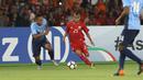 Gelandang Persija, Riko Simanjuntak (kanan) berebut bola dengan pemain Johor Darul Takzim pada lanjutan penyisihan Grup H Piala Asia 2018 di Stadion GBK, Jakarta, Selasa (10/4). Babak pertama Persija unggul 3-0. (Liputan6.com/Helmi Fithriansyah)
