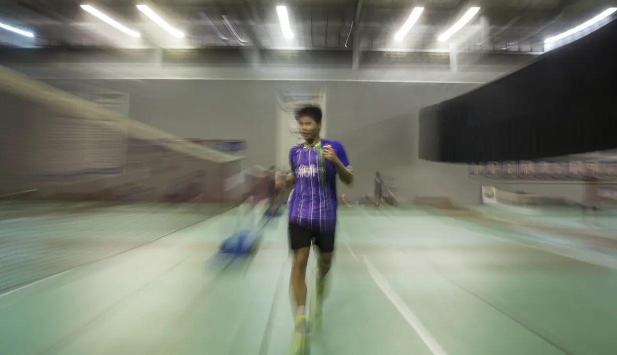 Pebulutangkis ganda campuran Indonesia, Praveen Jordan, melatih stamina dengan berlari jelang Olimpiade Rio de Janeiro 2016. (Bola.com/Vitalis Yogi Trisna) 
