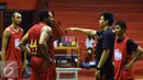 Asisten pelatih Satria Muda Pertamina, Youbel Sondakh (ketiga kiri) memberi arahan pada Dior Lowhorn (44) saat latihan di GOR Soemantri Brodjonegoro, Jakarta, Rabu (19/10). Latihan ini persiapan jelang Perbasi Cup 2016. (Liputan6.com/Helmi Fithriansyah)