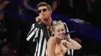 Miley Cyrus Penyebab Perpisahan Robin Thicke dan Istri?