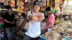 Tamara Bleszynski memang diketahui lebih memilih berbelanja di pasar dibandingkan supermarket. Bahkan, ia kerap mengunggah momen saat berbelanja di pasar dalam akun Instagram. (Liputan6.com/IG/@tamarableszynskiofficial)