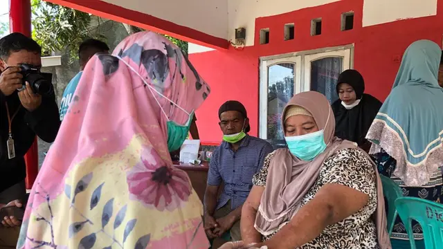 Penanggung jawab program kusta dari Puskesmas Kertasemaya, Eti Nirmala S. Kep, Ners, sedang memeriksa pasien diduga kusta di Dusun Pondok Asem Jengkok, Indramayu bersama Yayasan NLR Indonesia, Selasa (5/7/2022).