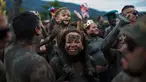 Seorang anak bersama ibunya mengikuti festival tradisional "Bloco da Lama" atau "Mud Street" di Paraty, Brasil (25/2). Dalam bahasa Inggris, Bloco da Lama disebut dengan 'mud street party' atau pesta lumpur. (AP Photo / Mauro Pimentel)