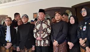 Maha Menteri Keraton Kasunan Surakarta Tedjowulan (kiri Joko Widodo)