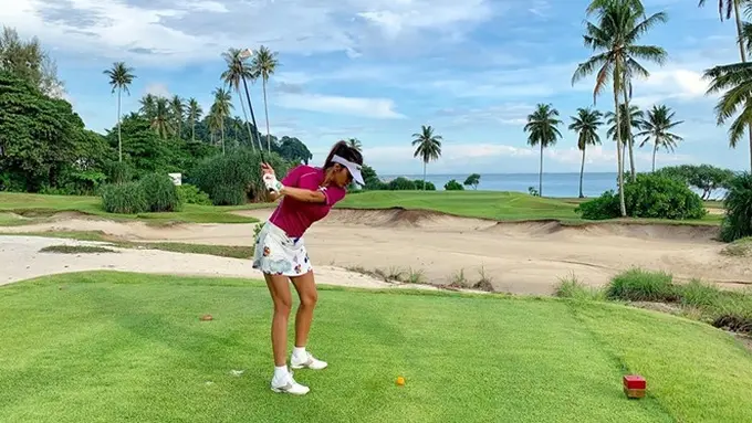 7 Gaya Farah Quinn saat Main Golf, Tetap Stylish