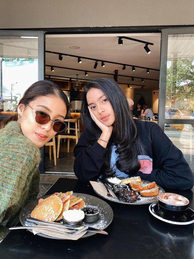 Makin Dewasa dan Cantik, Ini 6 Potret Kedua Anak Dede Yusuf