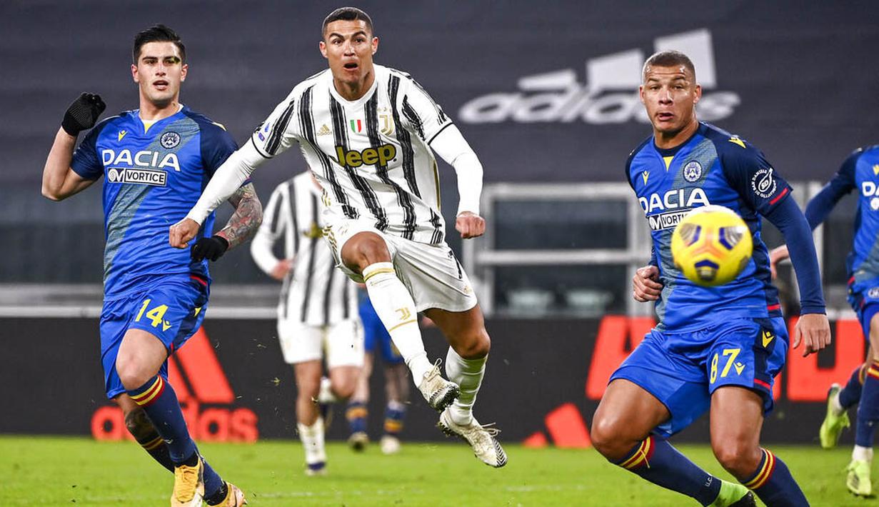 Striker Juventus, Cristiano Ronaldo, mencetak gol ke gawang Udinese pada laga Liga Italia di Stadion Allianz, Turin, Minggu (3/1/2021). Juventus menang dengan skor 4-1. (Marco Alpozzi/LaPresse via AP)