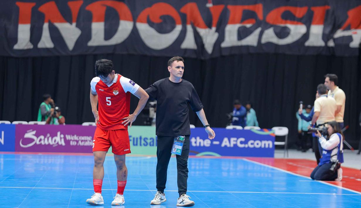 Pemain Timnas Futsal Indonesia, Israr Megantara (kiri) bersama pelatih Hector Souto Vazquez usai berlaga melawan Iran pada final Piala Asia Futsal 2026 di Indonesia Arena, Kompleks Gelora Bung Karno, Senayan, Jakarta, Sabtu (7/2/2026). Kalah dalam drama adu penalti, Timnas Futsal Indonesia harus puas finis sebagai runner-up Piala Asia Futsal 2026. (Bola.com/Bagaskara Lazuardi)