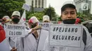 Massa calon pekerja migran Indonesia berunjuk rasa di kompleks Kemenaker, Jakarta, Senin (18/10/2021). Mereka membawa bendera Indonesia dan Korea Selatan, hingga poster bertuliskan "Buka kembali penempatan G to G Korea Selatan", "Kami butuh penempatan di Korea Selatan". (Liputan6.com/Faizal Fanani)