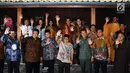 Sejumlah tokoh lintas partai dan agama melambaikan tangan usai pertemuan dan memberi keterangan di Jakarta, Selasa (23/5). Pertemuan membahas sejumlah masalah kebangsaan menuju Indonesia yang damai. (Liputan6.com/Helmi Fithriansyah)