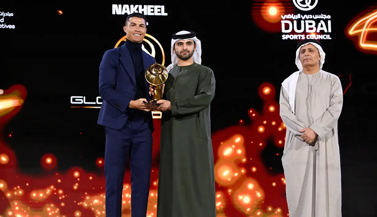 <p>Ronaldo menenangkan penghargaan Pemain Terbaik Timur Tengah, Maradona Awards, dan Pemain Favorit Penggemar. Ia didapuk sebagai Pemain Terbaik Timur Tengah dengan mengalahkan Karim Benzema (Al Ittihad) dan Riyad Mahrez (Al Ahli). (Fabio Ferrari/LaPresse via AP)</p>